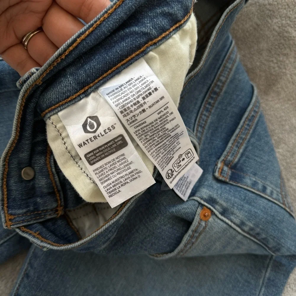 Levi’s Wedgie Straight Raw Hem Medium Wash Jeans Button Fly Size 26